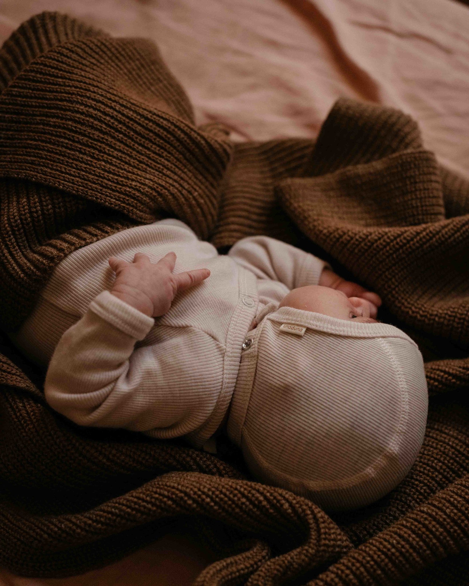 Unaduna baby wollen mutsje met drukknoopje tiny rib mazarin